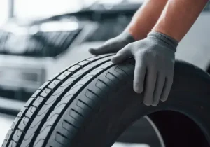 Homem segurando penu radial para carro